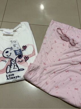 Snoopy 'Love Always' White Graphic Tee & Pink Bow Print Pajama Set